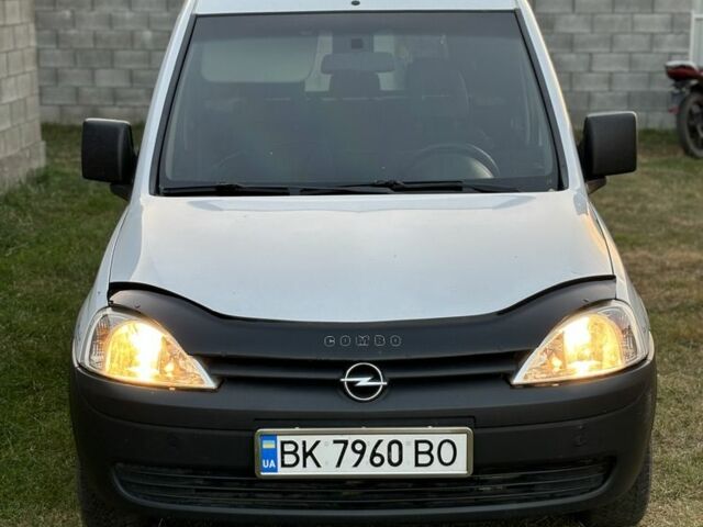 Белый Опель Комбо груз.-пасс., объемом двигателя 1.3 л и пробегом 230 тыс. км за 4100 $, фото 1 на Automoto.ua