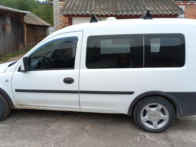 Белый Опель Комбо груз.-пасс., объемом двигателя 1.7 л и пробегом 300 тыс. км за 4000 $, фото 1 на Automoto.ua