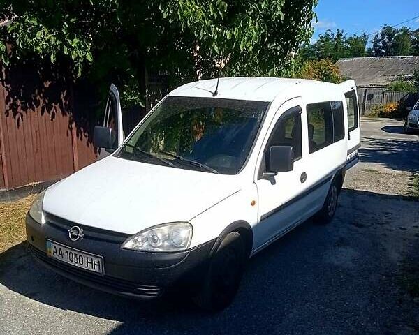 Белый Опель Комбо груз.-пасс., объемом двигателя 1.7 л и пробегом 297 тыс. км за 3200 $, фото 1 на Automoto.ua