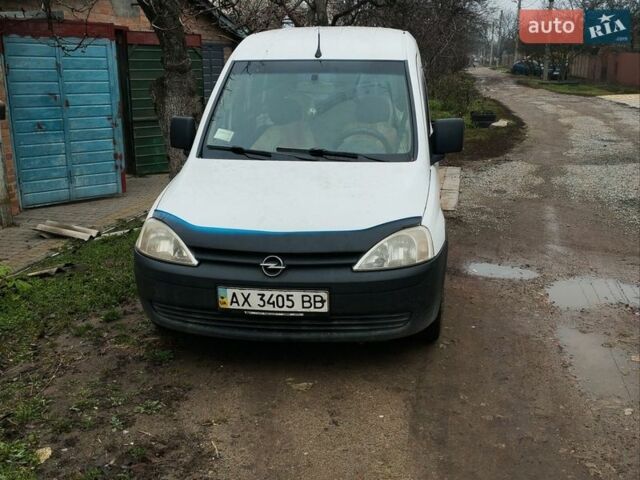 Белый Опель Комбо груз.-пасс., объемом двигателя 1.7 л и пробегом 447 тыс. км за 3000 $, фото 1 на Automoto.ua