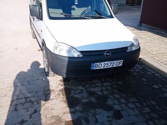 Белый Опель Комбо груз.-пасс., объемом двигателя 1.7 л и пробегом 300 тыс. км за 3500 $, фото 1 на Automoto.ua