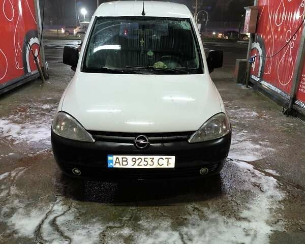 Белый Опель Комбо груз.-пасс., объемом двигателя 1.69 л и пробегом 475 тыс. км за 3500 $, фото 1 на Automoto.ua