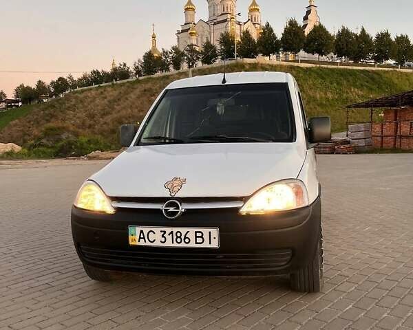 Белый Опель Комбо груз.-пасс., объемом двигателя 1.7 л и пробегом 2 тыс. км за 2200 $, фото 1 на Automoto.ua