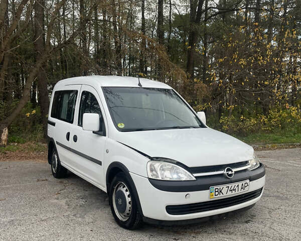 Белый Опель Комбо груз.-пасс., объемом двигателя 1.69 л и пробегом 185 тыс. км за 3200 $, фото 1 на Automoto.ua