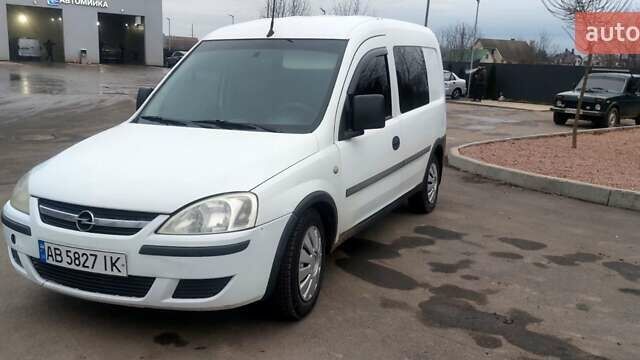 Белый Опель Комбо груз.-пасс., объемом двигателя 1.7 л и пробегом 310 тыс. км за 2350 $, фото 1 на Automoto.ua