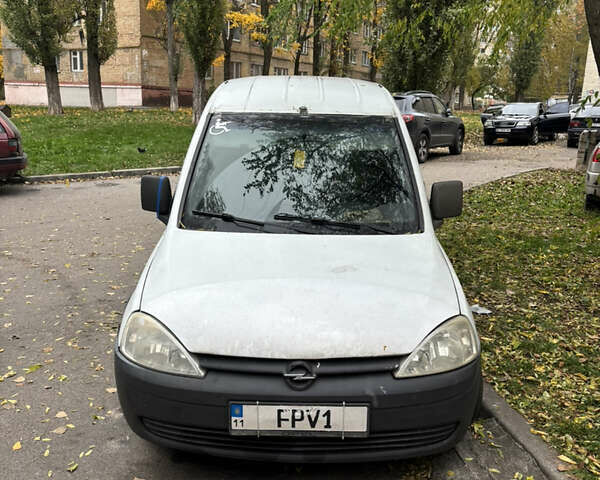 Белый Опель Комбо груз.-пасс., объемом двигателя 1.7 л и пробегом 387 тыс. км за 2400 $, фото 1 на Automoto.ua