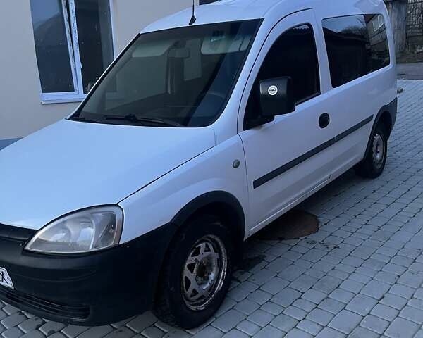 Белый Опель Комбо груз.-пасс., объемом двигателя 1.6 л и пробегом 265 тыс. км за 3800 $, фото 1 на Automoto.ua