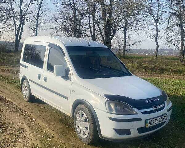 Белый Опель Комбо груз.-пасс., объемом двигателя 1.7 л и пробегом 448 тыс. км за 3100 $, фото 1 на Automoto.ua