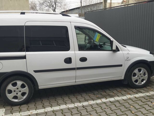 Белый Опель Комбо груз.-пасс., объемом двигателя 1.2 л и пробегом 300 тыс. км за 3950 $, фото 1 на Automoto.ua