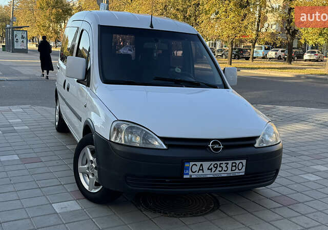 Білий Опель Комбо вант.-пас., об'ємом двигуна 1.7 л та пробігом 596 тис. км за 4500 $, фото 1 на Automoto.ua