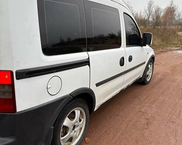 Белый Опель Комбо груз.-пасс., объемом двигателя 1.7 л и пробегом 380 тыс. км за 3500 $, фото 1 на Automoto.ua