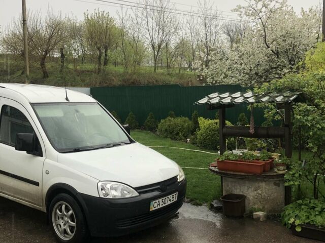 Белый Опель Комбо груз.-пасс., объемом двигателя 1.3 л и пробегом 220 тыс. км за 4300 $, фото 1 на Automoto.ua