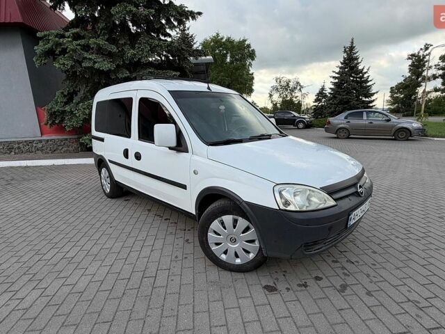 Білий Опель Комбо вант.-пас., об'ємом двигуна 1.6 л та пробігом 297 тис. км за 3500 $, фото 1 на Automoto.ua