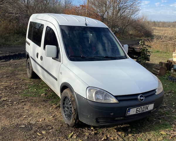 Белый Опель Комбо груз.-пасс., объемом двигателя 1.25 л и пробегом 300 тыс. км за 4000 $, фото 1 на Automoto.ua