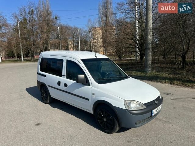 Белый Опель Комбо груз.-пасс., объемом двигателя 1.25 л и пробегом 229 тыс. км за 3850 $, фото 1 на Automoto.ua
