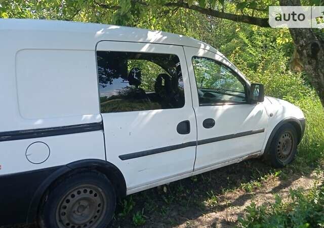 Белый Опель Комбо груз.-пасс., объемом двигателя 1.25 л и пробегом 250 тыс. км за 3000 $, фото 1 на Automoto.ua