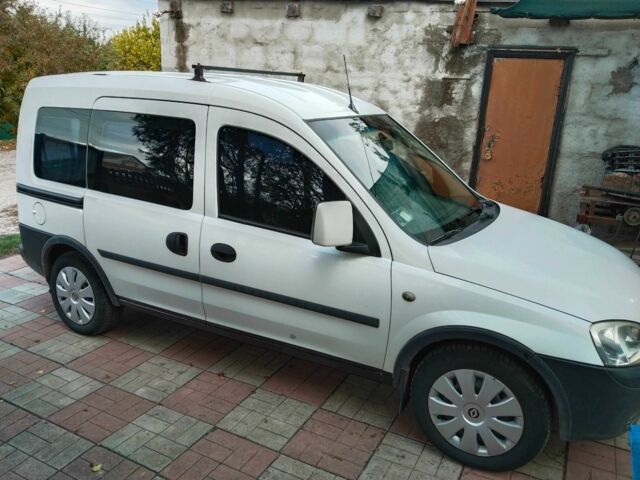 Белый Опель Комбо груз.-пасс., объемом двигателя 1.6 л и пробегом 290 тыс. км за 2400 $, фото 1 на Automoto.ua