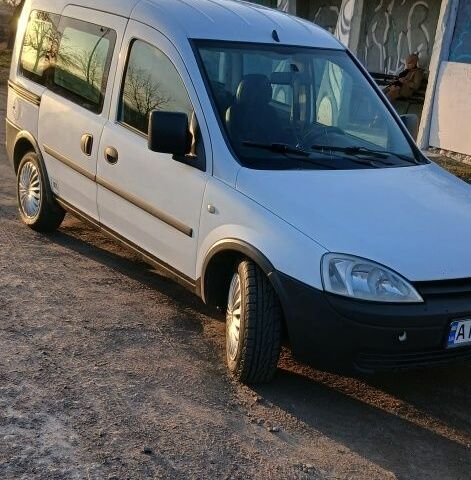 Белый Опель Комбо груз.-пасс., объемом двигателя 1.3 л и пробегом 330 тыс. км за 2400 $, фото 1 на Automoto.ua