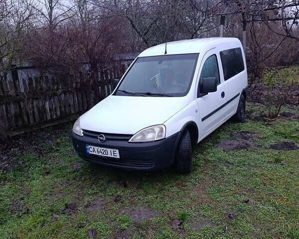 Білий Опель Комбо вант.-пас., об'ємом двигуна 1.25 л та пробігом 200 тис. км за 3300 $, фото 1 на Automoto.ua