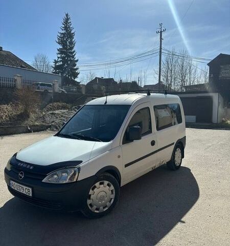 Белый Опель Комбо груз.-пасс., объемом двигателя 1.25 л и пробегом 323 тыс. км за 3500 $, фото 1 на Automoto.ua