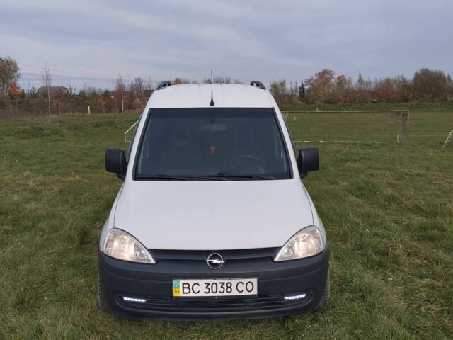 Белый Опель Комбо груз.-пасс., объемом двигателя 1.7 л и пробегом 245 тыс. км за 4177 $, фото 1 на Automoto.ua