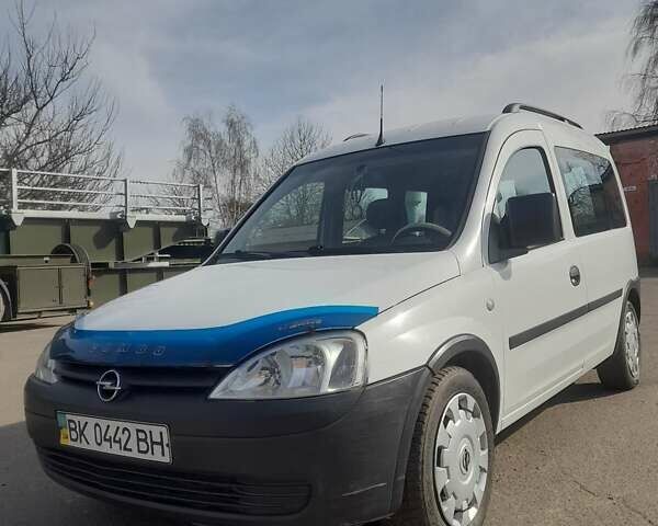Белый Опель Комбо груз.-пасс., объемом двигателя 1.3 л и пробегом 185 тыс. км за 3900 $, фото 1 на Automoto.ua
