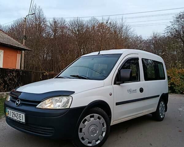 Білий Опель Комбо вант.-пас., об'ємом двигуна 1.3 л та пробігом 268 тис. км за 4500 $, фото 1 на Automoto.ua