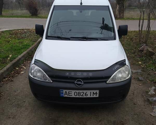 Белый Опель Комбо груз.-пасс., объемом двигателя 1.7 л и пробегом 178 тыс. км за 3900 $, фото 1 на Automoto.ua