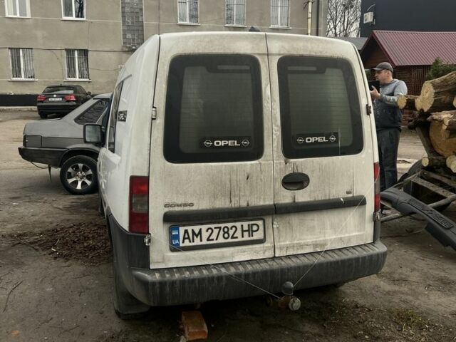 Белый Опель Комбо груз.-пасс., объемом двигателя 1.6 л и пробегом 250 тыс. км за 1800 $, фото 1 на Automoto.ua