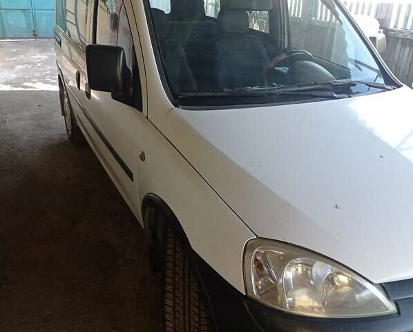 Белый Опель Комбо груз.-пасс., объемом двигателя 1.2 л и пробегом 350 тыс. км за 3800 $, фото 1 на Automoto.ua