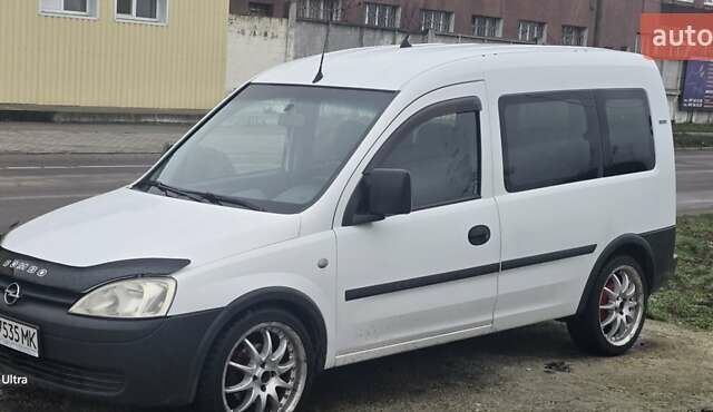 Белый Опель Комбо груз.-пасс., объемом двигателя 1.3 л и пробегом 370 тыс. км за 3650 $, фото 1 на Automoto.ua