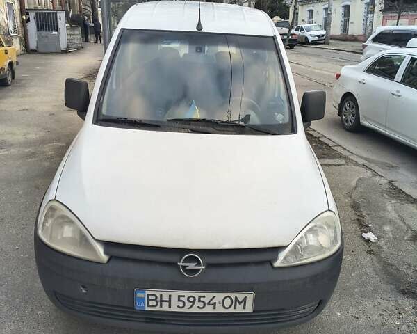 Белый Опель Комбо груз.-пасс., объемом двигателя 1.3 л и пробегом 197 тыс. км за 6000 $, фото 1 на Automoto.ua