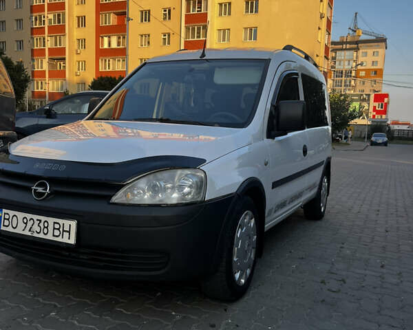Белый Опель Комбо груз.-пасс., объемом двигателя 1.69 л и пробегом 370 тыс. км за 4500 $, фото 1 на Automoto.ua