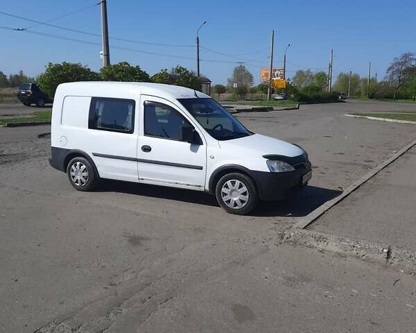 Белый Опель Комбо груз.-пасс., объемом двигателя 1.2 л и пробегом 280 тыс. км за 4700 $, фото 1 на Automoto.ua