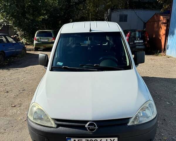 Белый Опель Комбо груз.-пасс., объемом двигателя 1.2 л и пробегом 422 тыс. км за 4200 $, фото 1 на Automoto.ua