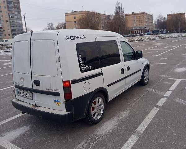 Белый Опель Комбо груз.-пасс., объемом двигателя 1.2 л и пробегом 300 тыс. км за 3000 $, фото 1 на Automoto.ua