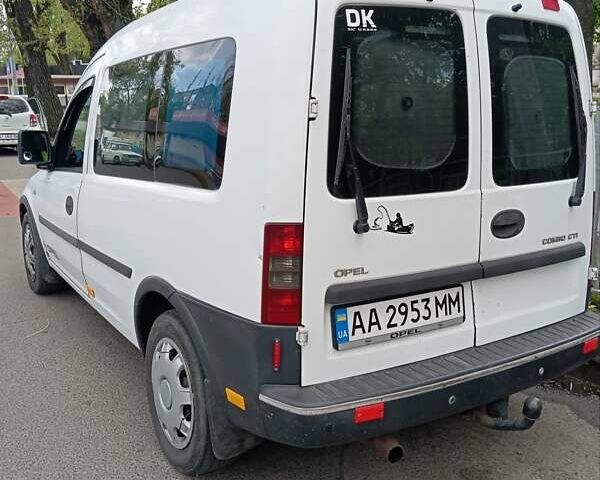 Белый Опель Комбо груз.-пасс., объемом двигателя 1.25 л и пробегом 294 тыс. км за 4000 $, фото 1 на Automoto.ua