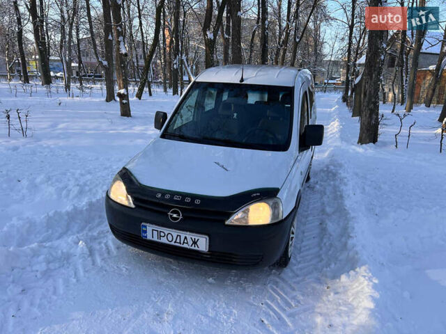 Белый Опель Комбо груз.-пасс., объемом двигателя 1.3 л и пробегом 250 тыс. км за 3300 $, фото 1 на Automoto.ua