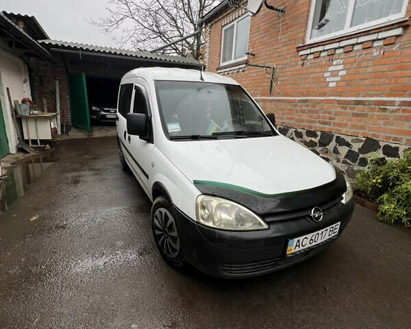 Белый Опель Комбо груз.-пасс., объемом двигателя 1.3 л и пробегом 310 тыс. км за 4100 $, фото 1 на Automoto.ua