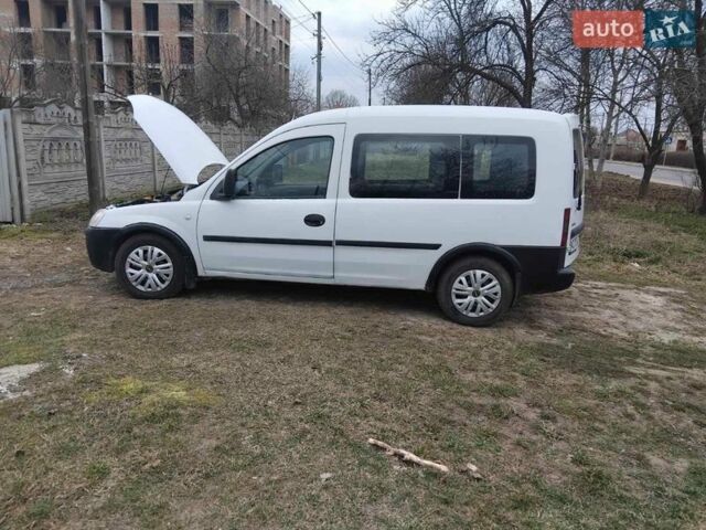 Белый Опель Комбо груз.-пасс., объемом двигателя 1.2 л и пробегом 250 тыс. км за 3500 $, фото 1 на Automoto.ua