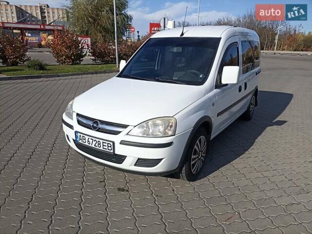 Опель Комбо груз.-пасс. 2008 в Виннице на Automoto.ua Белый Опель Комбо груз.-пасс., объемом двигателя 1.6 л и пробегом 215 тыс. км за 5600 $, фото 1 на Automoto.ua