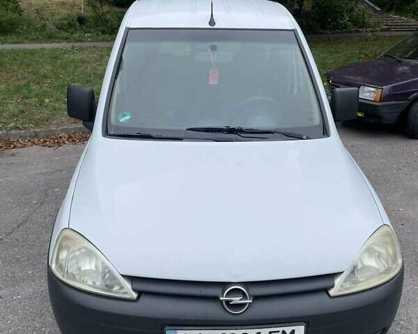 Белый Опель Комбо груз.-пасс., объемом двигателя 1.6 л и пробегом 337 тыс. км за 3000 $, фото 1 на Automoto.ua