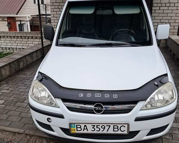 Белый Опель Комбо груз.-пасс., объемом двигателя 1.69 л и пробегом 270 тыс. км за 4000 $, фото 1 на Automoto.ua