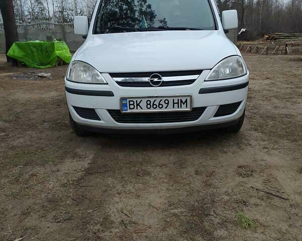 Белый Опель Комбо груз.-пасс., объемом двигателя 1.2 л и пробегом 274 тыс. км за 4200 $, фото 1 на Automoto.ua
