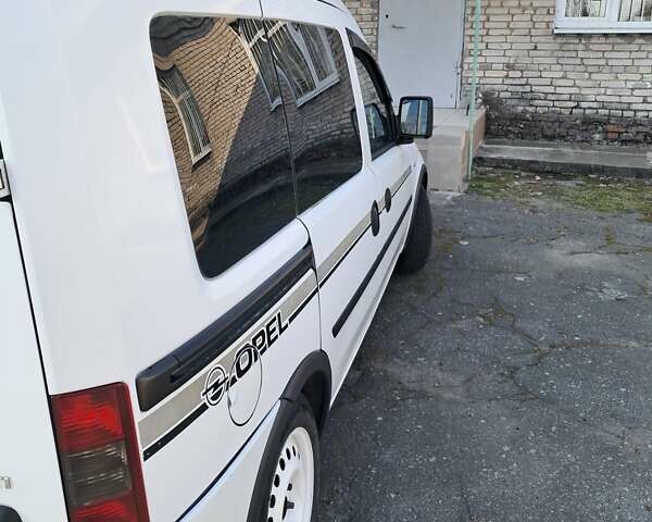 Белый Опель Комбо груз.-пасс., объемом двигателя 1.69 л и пробегом 266 тыс. км за 4600 $, фото 1 на Automoto.ua