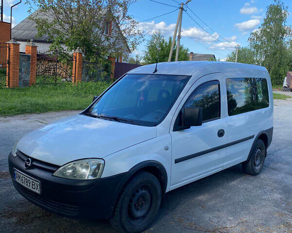 Белый Опель Комбо груз.-пасс., объемом двигателя 1.3 л и пробегом 210 тыс. км за 5500 $, фото 1 на Automoto.ua