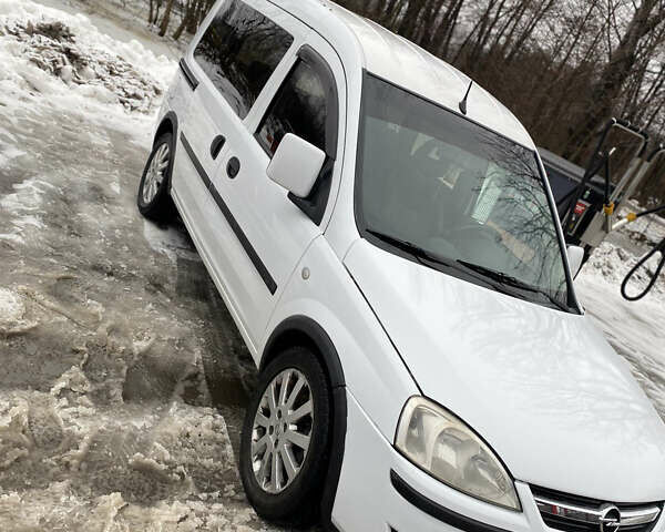 Білий Опель Комбо вант.-пас., об'ємом двигуна 1.3 л та пробігом 304 тис. км за 5000 $, фото 1 на Automoto.ua