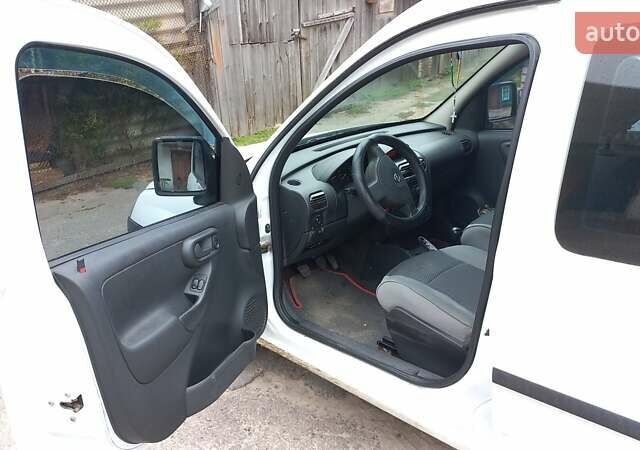 Белый Опель Комбо груз.-пасс., объемом двигателя 1.7 л и пробегом 300 тыс. км за 4000 $, фото 1 на Automoto.ua