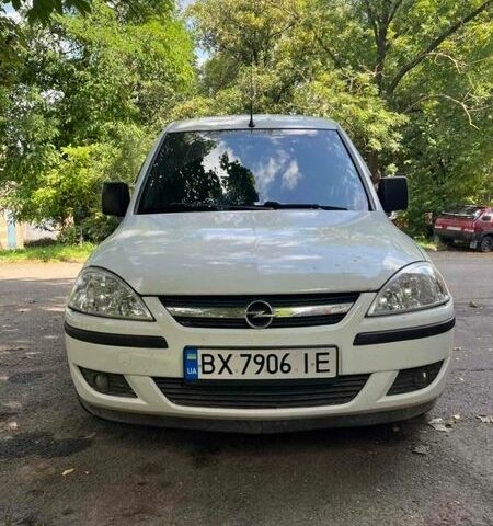 Белый Опель Комбо груз.-пасс., объемом двигателя 1.25 л и пробегом 100 тыс. км за 4400 $, фото 1 на Automoto.ua