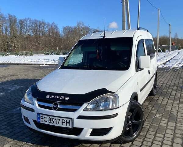 Белый Опель Комбо груз.-пасс., объемом двигателя 1.25 л и пробегом 390 тыс. км за 4350 $, фото 1 на Automoto.ua